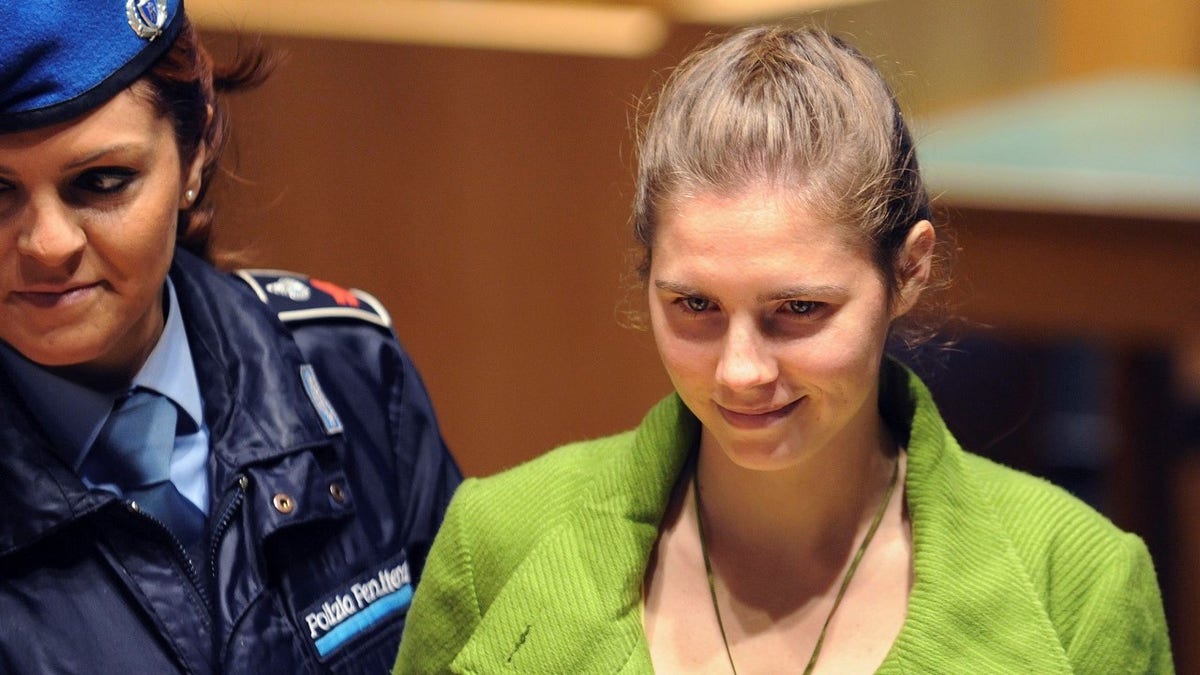 American university student Amanda Knox arrives in court for her murder trial in Perugia December 4, 2009. Defendants Knox and Raffaele Sollecito are on trial for the murder of British student Meredith Kercher in November 2007.      REUTERS/Alessandro Bianchi   (ITALY CRIME LAW) - GM1E5C41E4C01