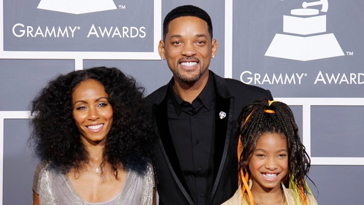 Jada Pinkett Smith (L), Will Smith (C) and Willow Smith arrive at the 53rd annual Grammy Awards in Los Angeles, California, February 13, 2011. REUTERS/Danny Moloshok (UNITED STATES - Tags: ENTERTAINMENT) (GRAMMYS-ARRIVALS) - GM1E72E0QM001