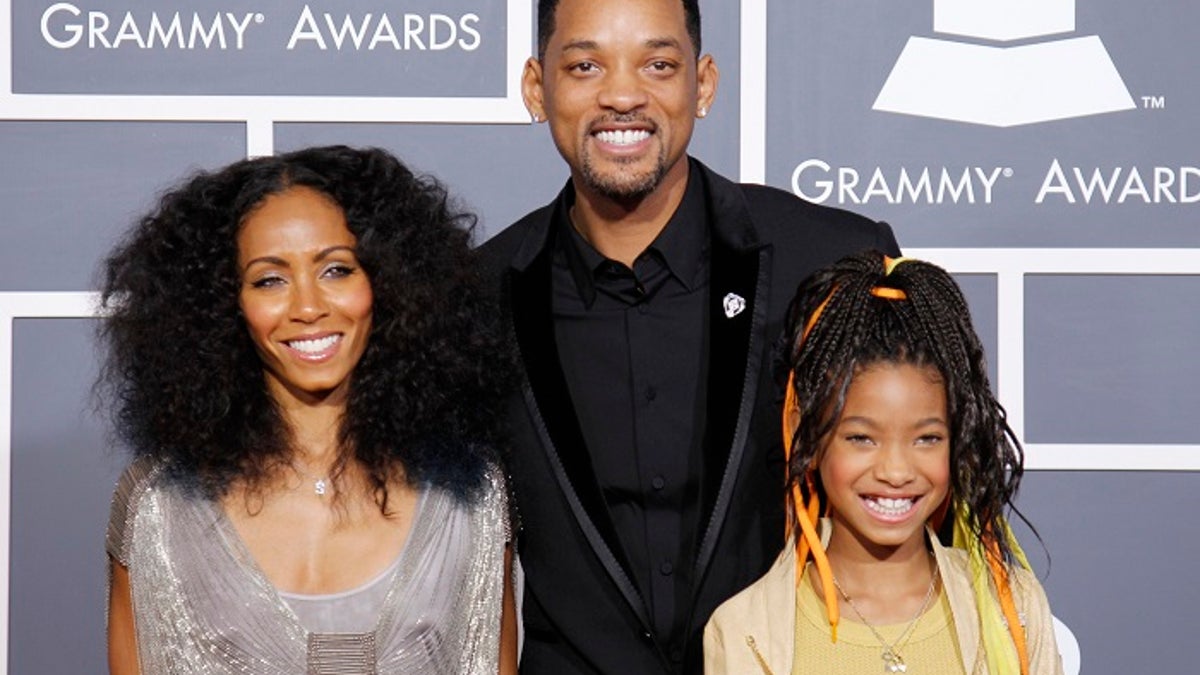 Jada Pinkett Smith (L), Will Smith (C) and Willow Smith arrive at the 53rd annual Grammy Awards in Los Angeles, California, February 13, 2011. REUTERS/Danny Moloshok (UNITED STATES - Tags: ENTERTAINMENT) (GRAMMYS-ARRIVALS) - GM1E72E0QM001