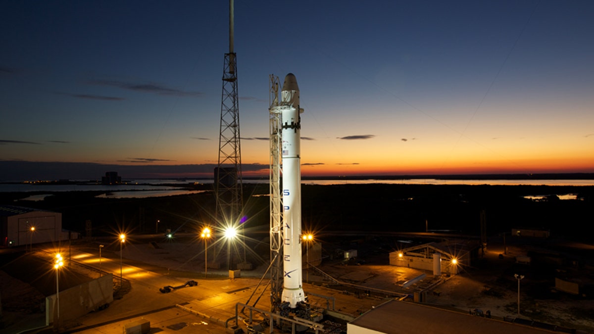     Tecnologias de Exploração Espacial (SpaceX) em Hathrne na Califórnia. Noções básicas: a SpaceX está pronta para viagens sem precedentes na Estação Espacial Internacional em 20 de maio, que será uma primeira visita nacional por espaçonave comercial