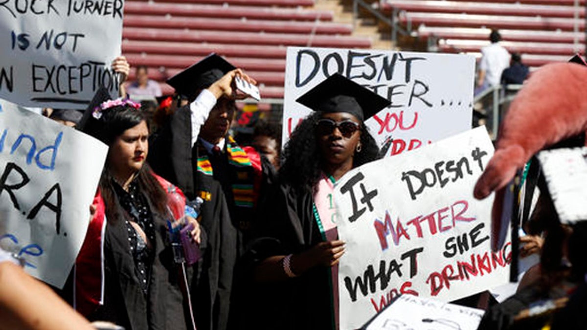 Mahasiswa Universitas Stanford menunjukkan dukungannya kepada korban pemerkosaan saat upacara wisuda