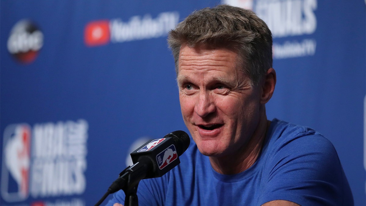 Warriors coach Steve Kerr praises LeBron James, compares him to Michael Jordan, report says | Fox News