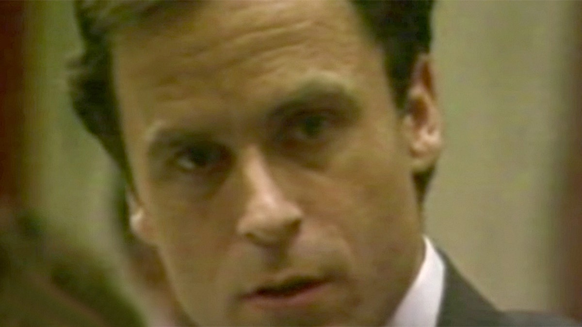 Тед банди серийные убийцы 1970 х годов. Тед банди. Тед банди фото. Ted Bundy in Court.