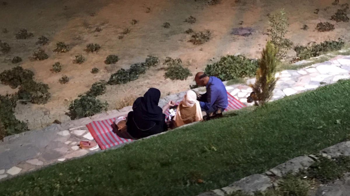 Families meet for picnics beneath the bridge, often bringing food, musical instruments and the water pipe known as Hookah or Shisha