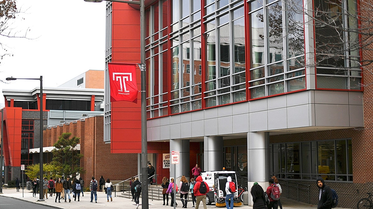 Students walk through the campus of Temple University, which has an enrollment of more than a 38,000 and offers 464 academic degree programs, in Philadelphia, Pennsylvania, U.S. on December 1, 2016.      To match Special Report COLLEGE-CHARITIES/     REUTERS/Mark Makela - TM3ECC1197501