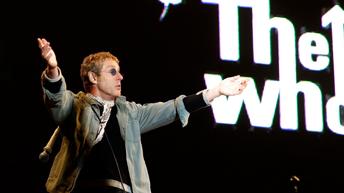 British band The Who's lead singer Roger Daltry performs during the Glastonbury music festival in Somerset, south-west England, June 24, 2007. REUTERS/Dylan Martinez (BRITAIN) - GM1DVODUQZAA