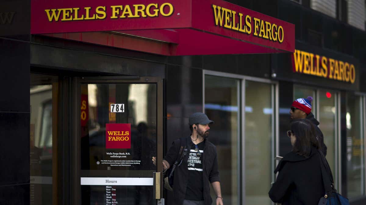 Man walks into unlocked empty Arizona Wells Fargo bank on