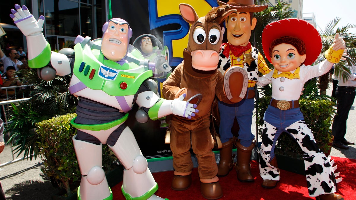 Personaggi della Disney Pixar "Storia di giocattoli 3" (LR) Buzz Lightyear, Bullseye, Woody e Jessie posano alla prima mondiale del film all'El Capitan Theatre di Hollywood, California, 13 giugno 2010. REUTERS/Danny Moloshok (STATI UNITI - Tag: INTRATTENIMENTO) - RTR2F4N2