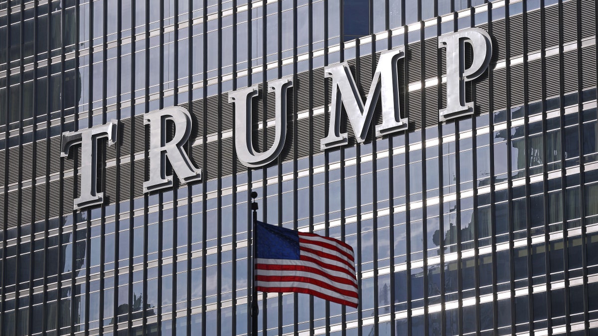 The Trump International Hotel and Tower is seen in Chicago, Illinois, United States, January 14, 2016.   REUTERS/Jim Young  - RTX22G2L