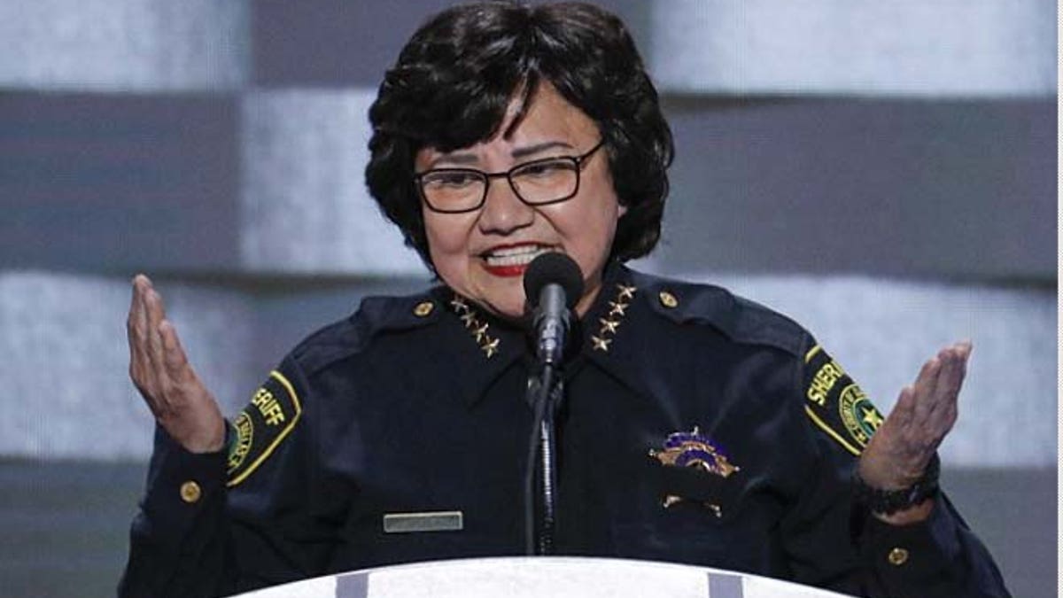 Momen mengheningkan cipta bagi polisi yang gugur diejek di konvensi DNC