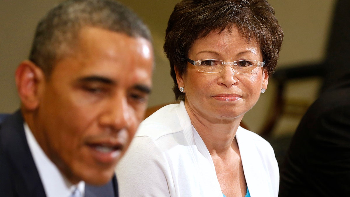 Senior Advisor Valerie Jarrett (C)  listens to U.S. President Barack Obama as he meets business leaders to discuss the need for commonsense immigration reform in the Roosevelt Room of the White House in Washington, June 24, 2013. At right is Director of the National Economic Council and Assistant to the President for Economic Policy Gene Sperling.   REUTERS/Larry Downing  (UNITED STATES - Tags: POLITICS SOCIETY IMMIGRATION) - GM1E96P08NP01