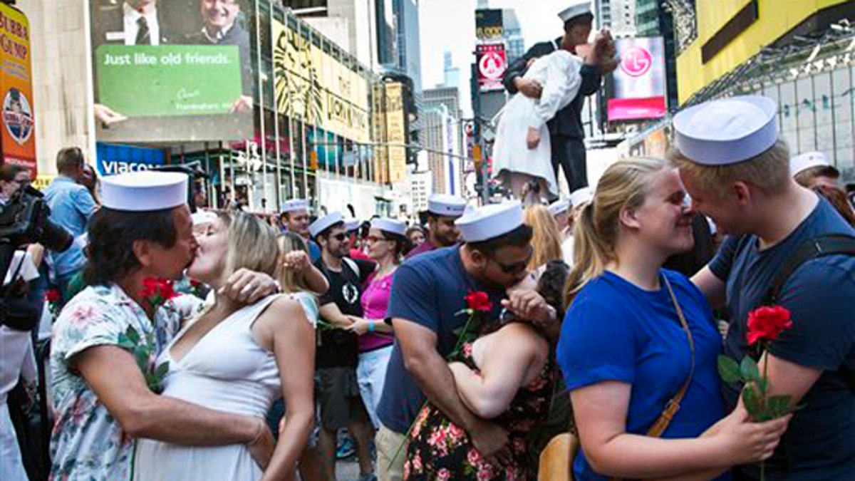 CORRECTION Times Square Kiss