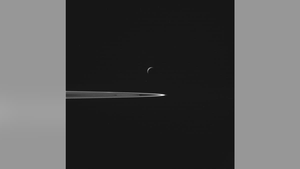 Saturn moon2