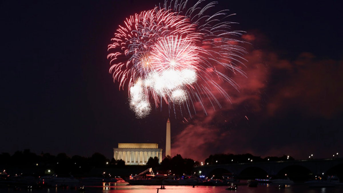 Fireworks explode over the Lincoln and Washington Monuments as Independence Day is celebrated in Washington July 4, 2014. REUTERS/Joshua Roberts (UNITED STATES - Tags: ANNIVERSARY CITYSCAPE POLITICS) - RTR3X74C
