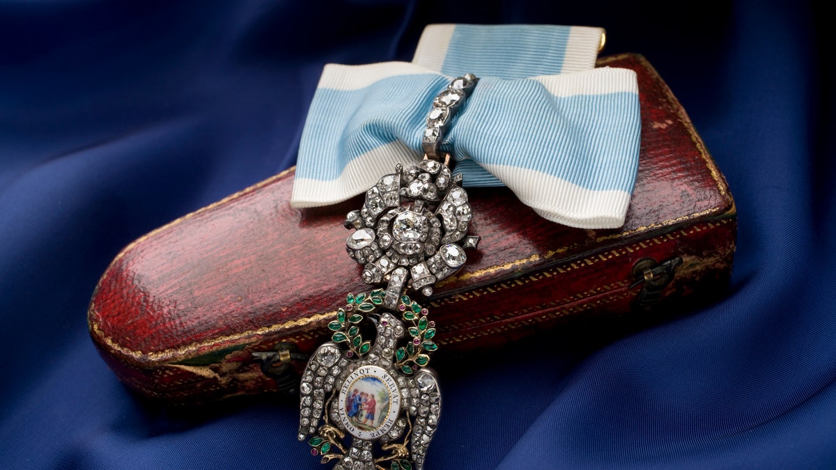 George Washington's jewel-encrusted Revolutionary War medal goes on ...