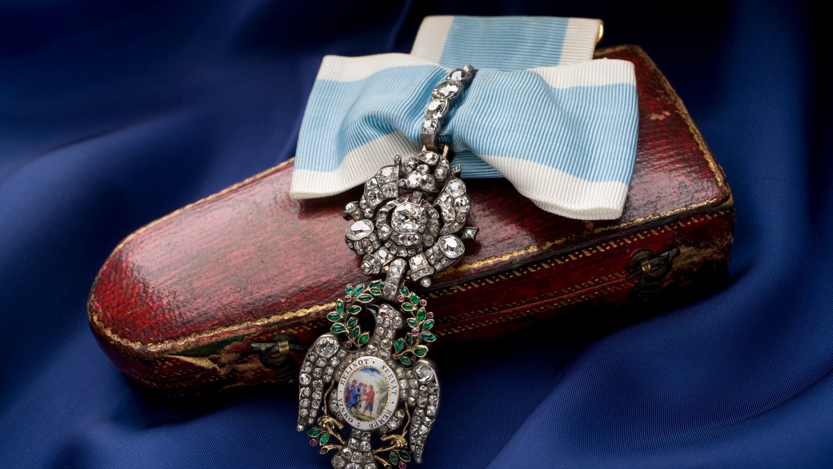 George Washington's jewel-encrusted Revolutionary War medal goes on ...