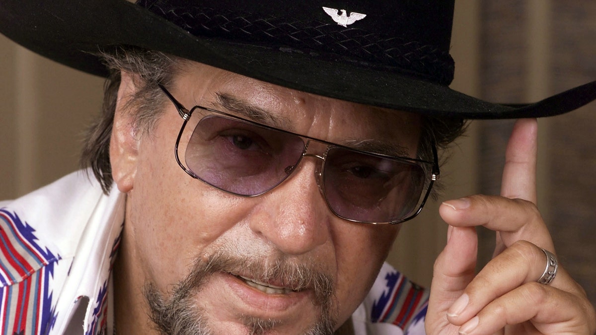 FILE- In this Aug. 1999 file photo, country music legend Waylon Jennings poses in Nashville, Tenn. New York City-based auction house Guernseys is holding the sale of more than 2,000 of Jennings belongings online Sunday, Oct. 5, 2014, at the Musical Instrument Museum in Phoenix. Jennings, who defined the outlaw movement in country music, died Feb. 13, 2002, at 64. (AP Photo/Mark Humphrey, File)