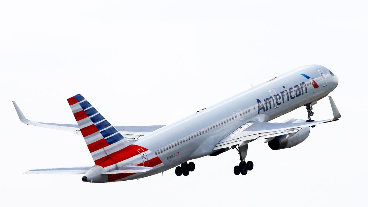An American Airlines Boeing 757 aircraft takes off at the Charles de Gaulle airport in Roissy, France, August 9, 2016. REUTERS/Jacky Naegelen - RTSMOPU