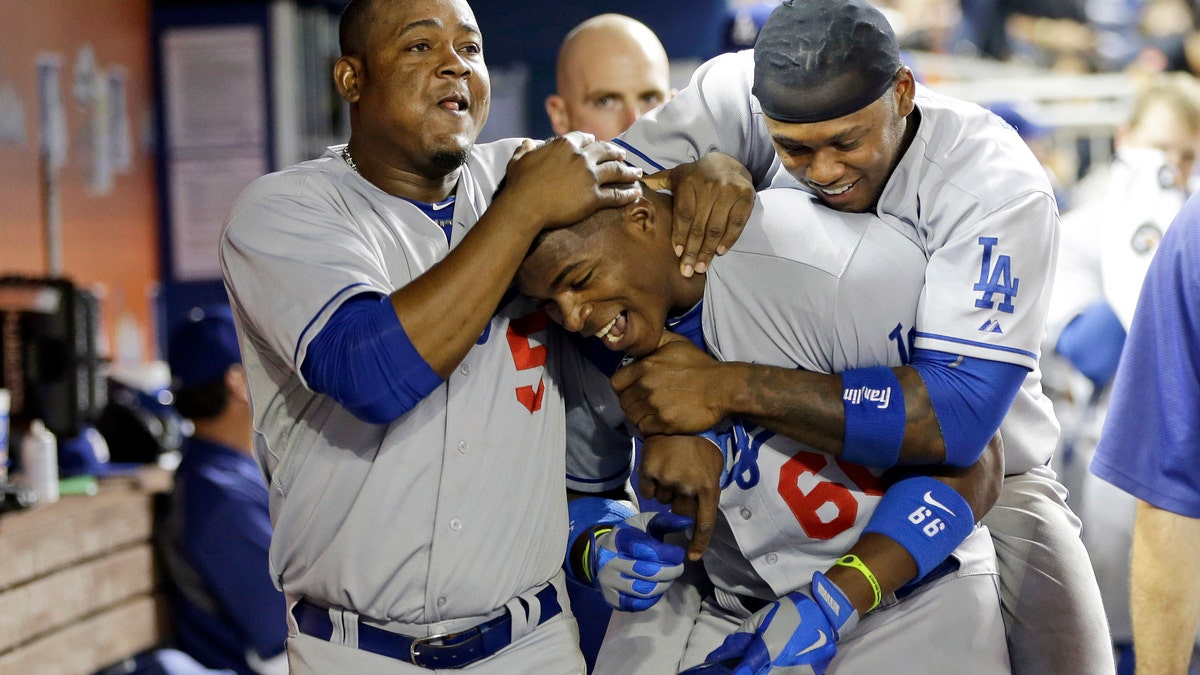 Los Angeles Dodgers Bank Yasiel Puig, Dia Menanggapi Dengan Homer Pemenang Pertandingan