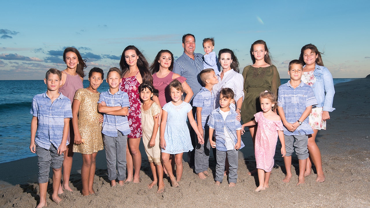 Florida 'supermom' of 16 homeschools kids, shuttles them to 88