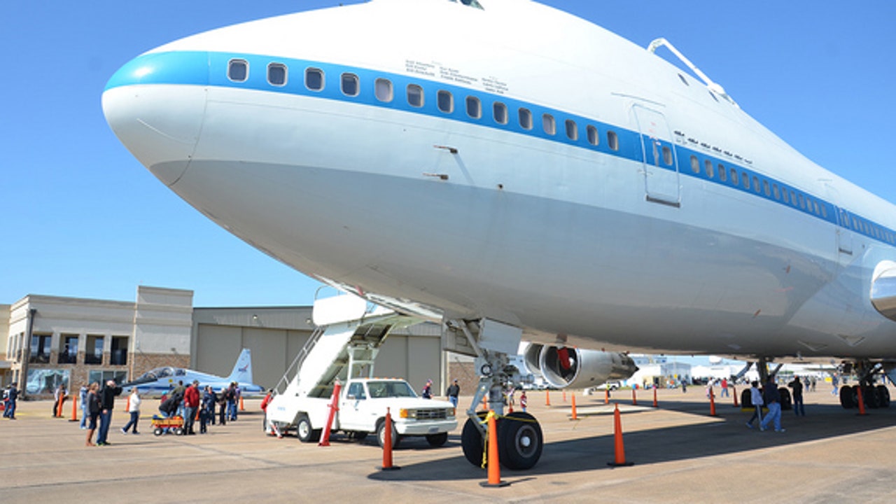 nasa-905-houston-landing.jpg?