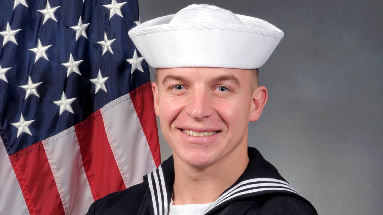 Navy SEAL trainee dies during basic training | Fox News