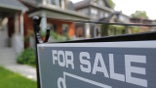 A sign advertises a house for sale as Canada's central bank announced its first interest rate hike in nearly seven years, on a residential street in midtown Toronto, Ontario, Canada July 12, 2017.  REUTERS/Chris Helgren - RC1B3395F4A0