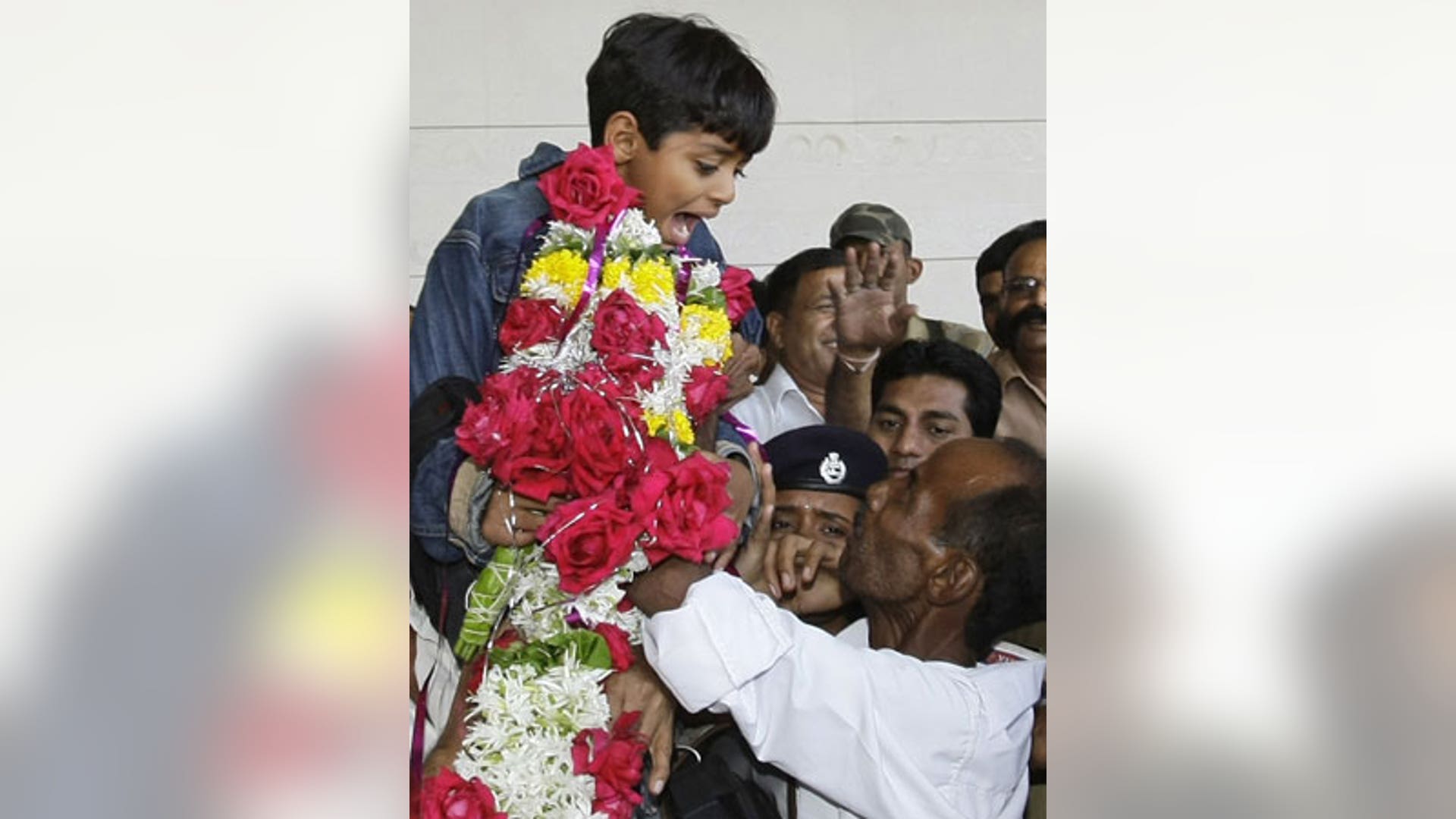 Slumdog' Stars Returns to Mumbai