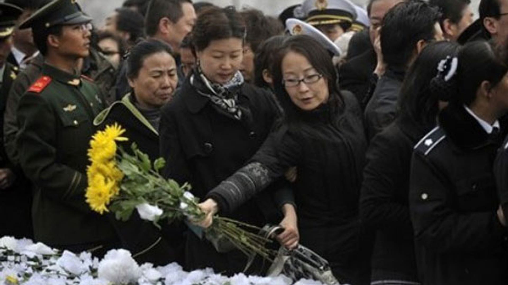 Citizens Remember Quake Victims