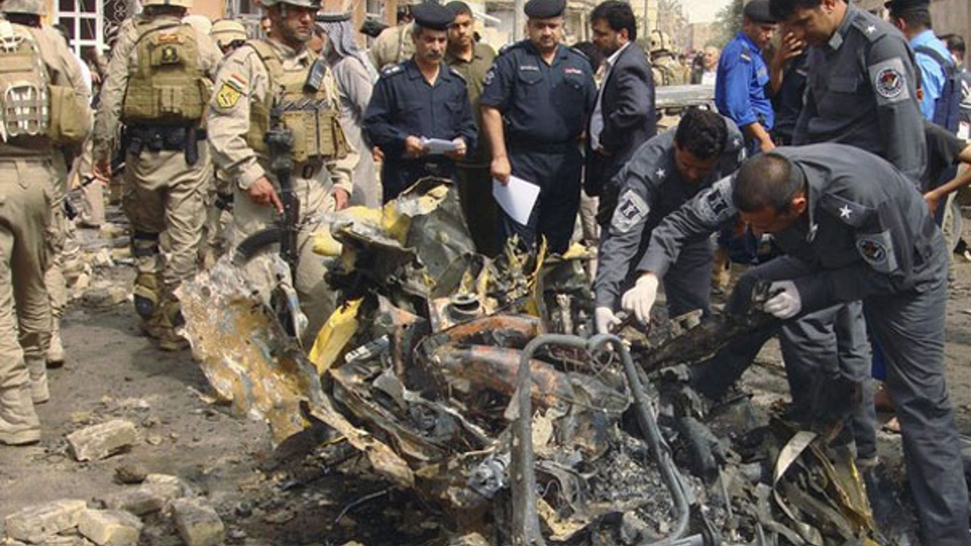 Iraqi Personnel Investigate Blast