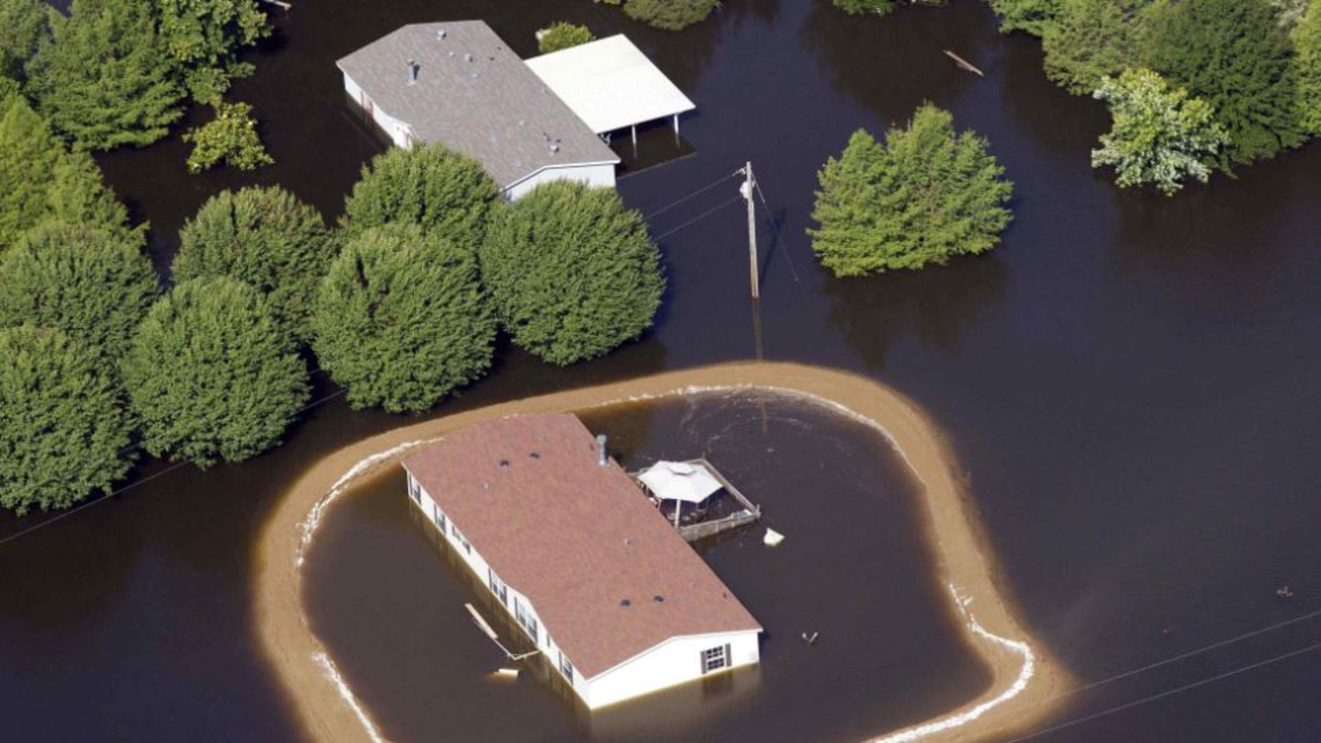 Как бороться с паводками. Миссисипи дамба. Дом от наводнения. Спас дом от наводнения. Защита участка от наводнения.
