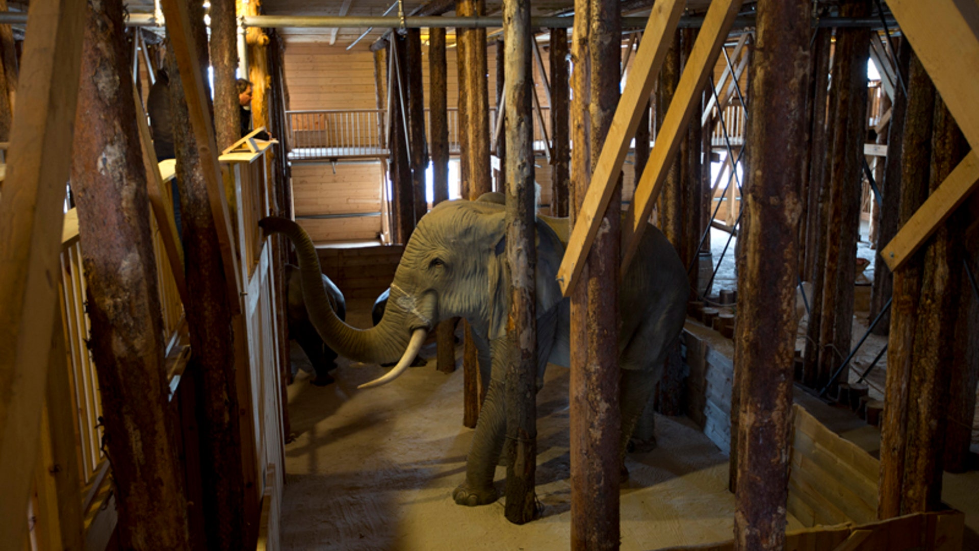 06_noahs_ark_interior_elephant