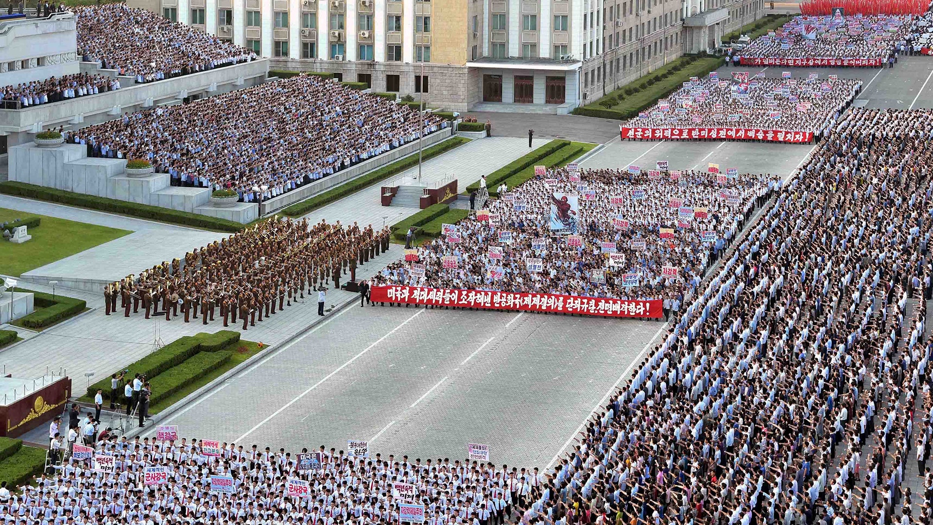 Tens of thousands rally at at Kim Il Sung Square in Pyongyang, August 9
