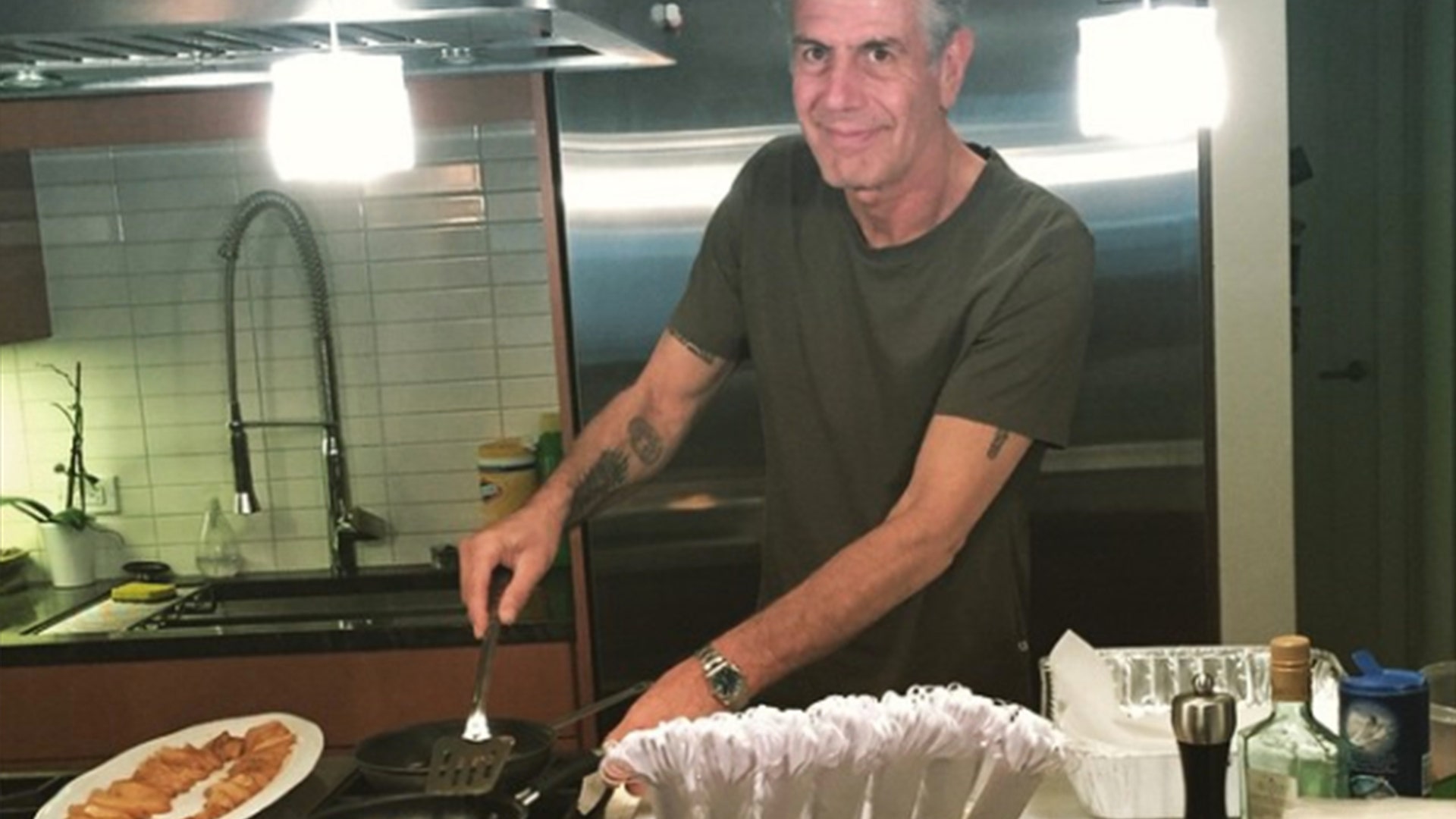 Anthony Bourdain cooking for his daughter 