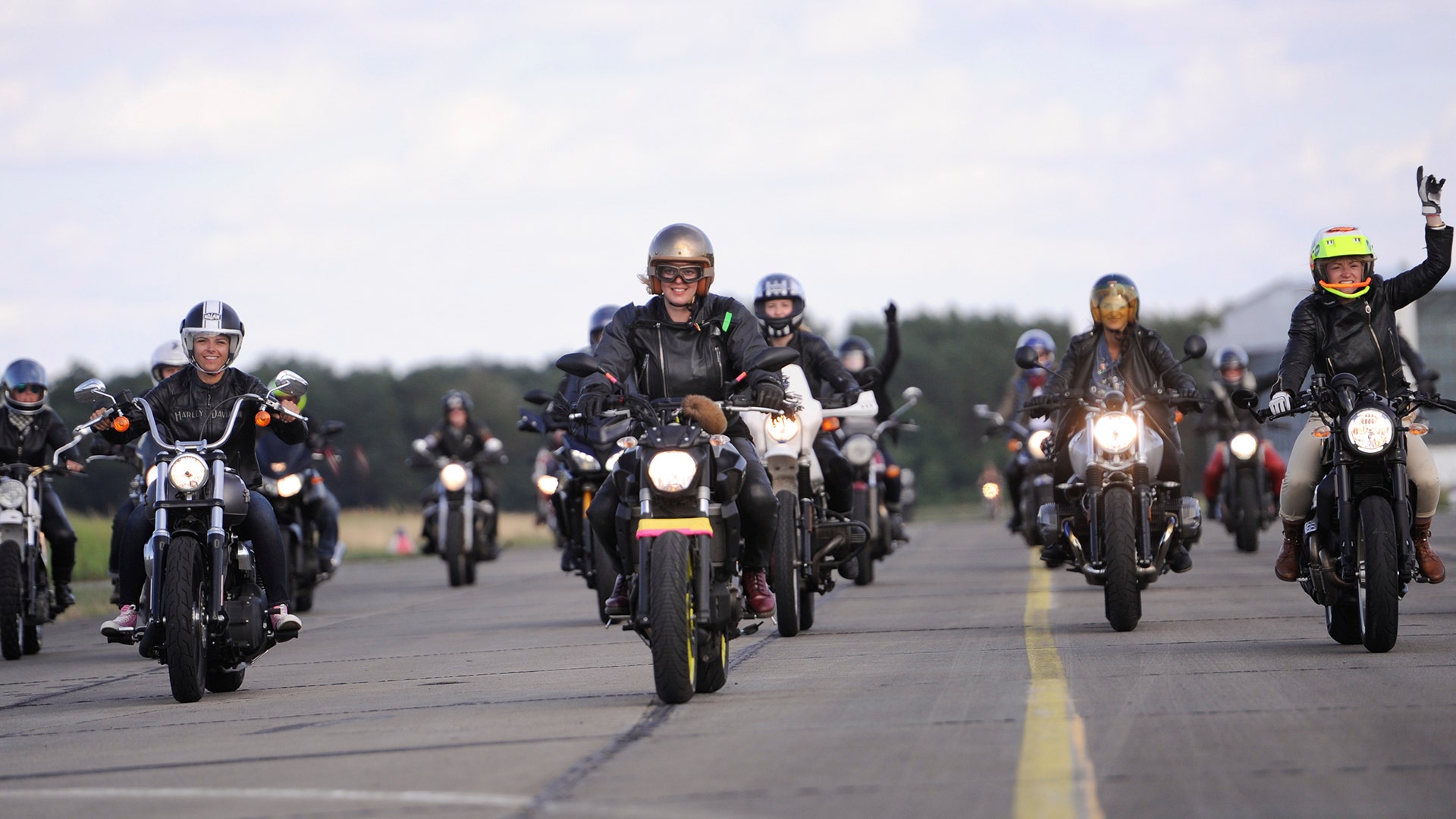 Participants head to the starting line