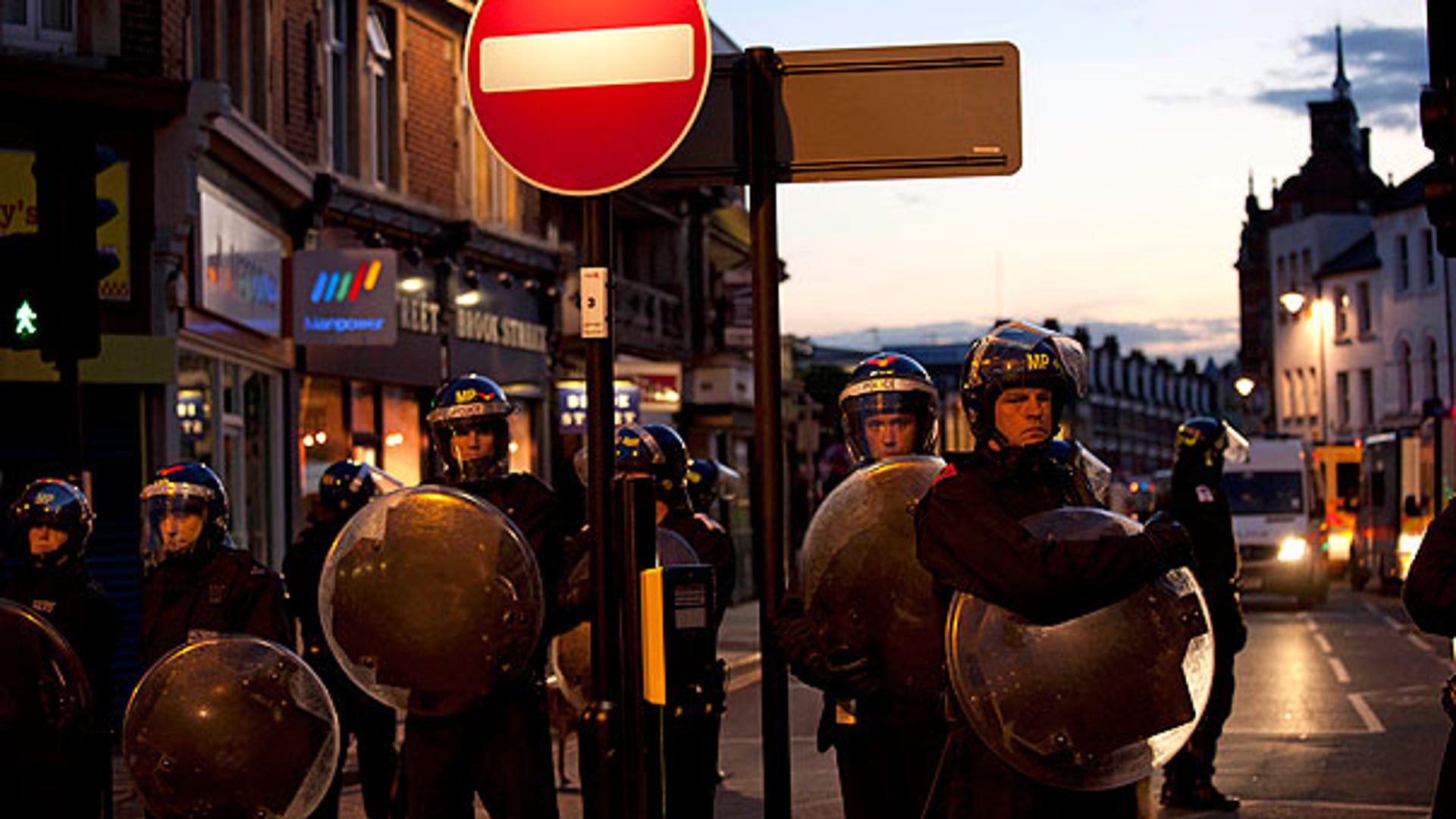 london_police_riots_AP