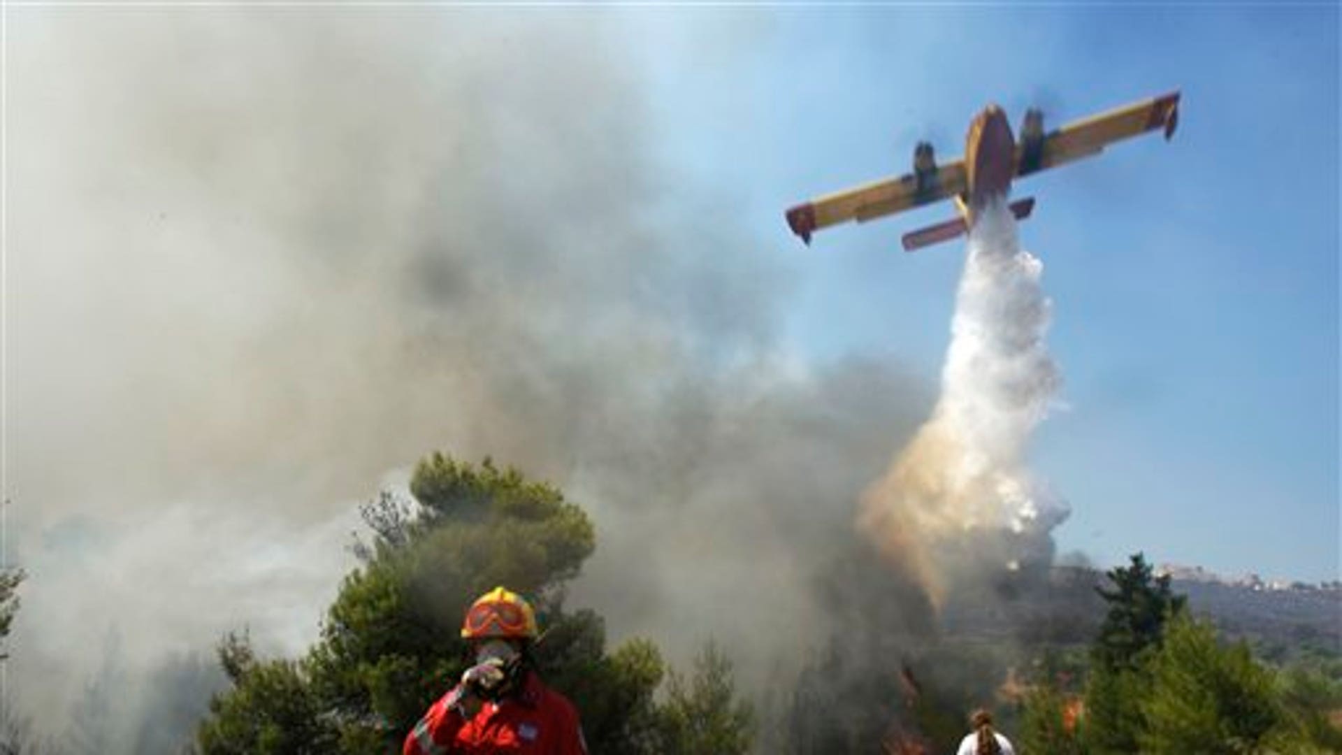 Самолет тушит пожар. Тушение лесных пожаров. Самолёт для тушения лесных пожаров. Пожарные на тушение лесных пожаров.