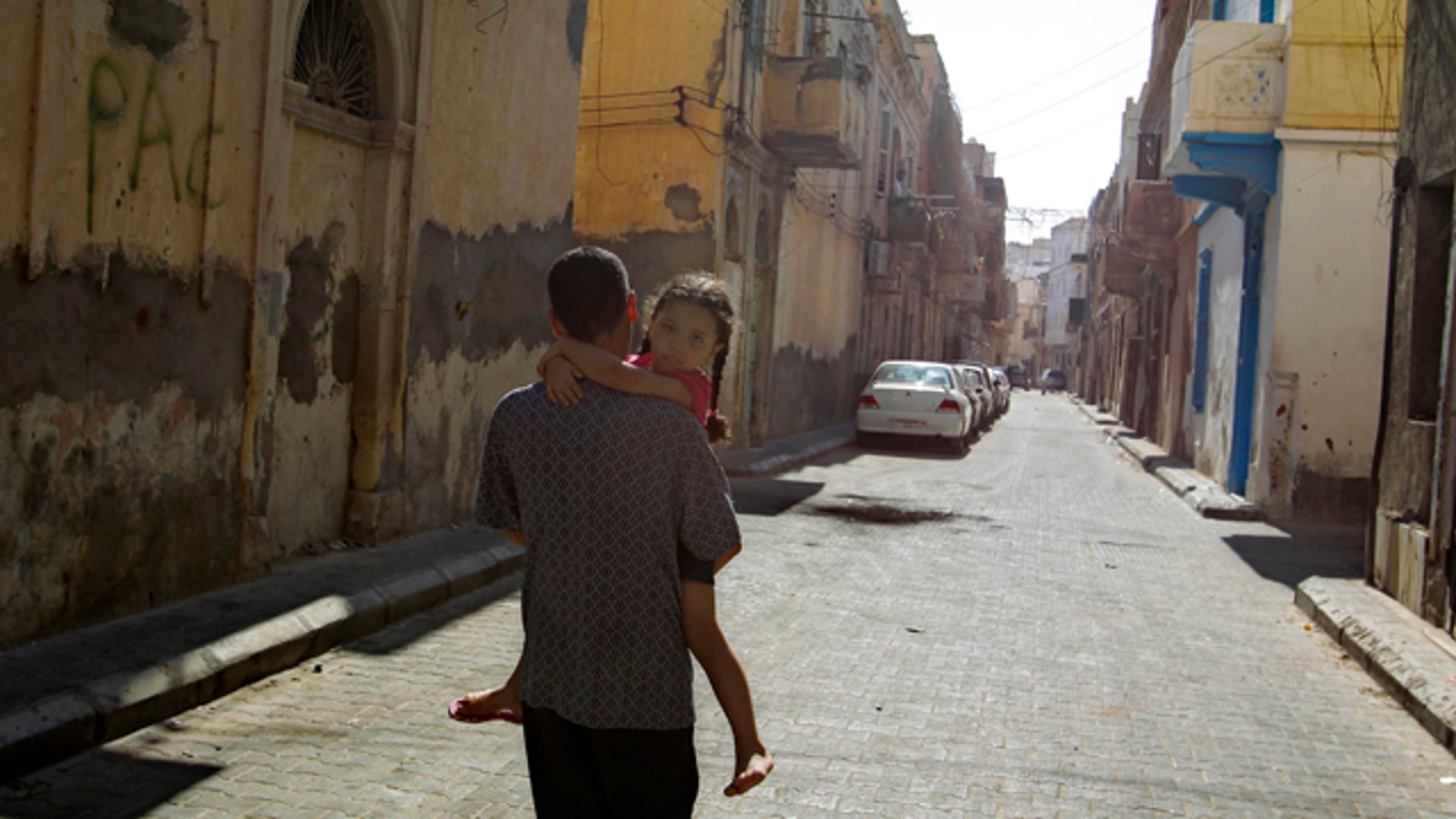 Aug_24_Libya_Man_Holding_Daughter_Empty_Street