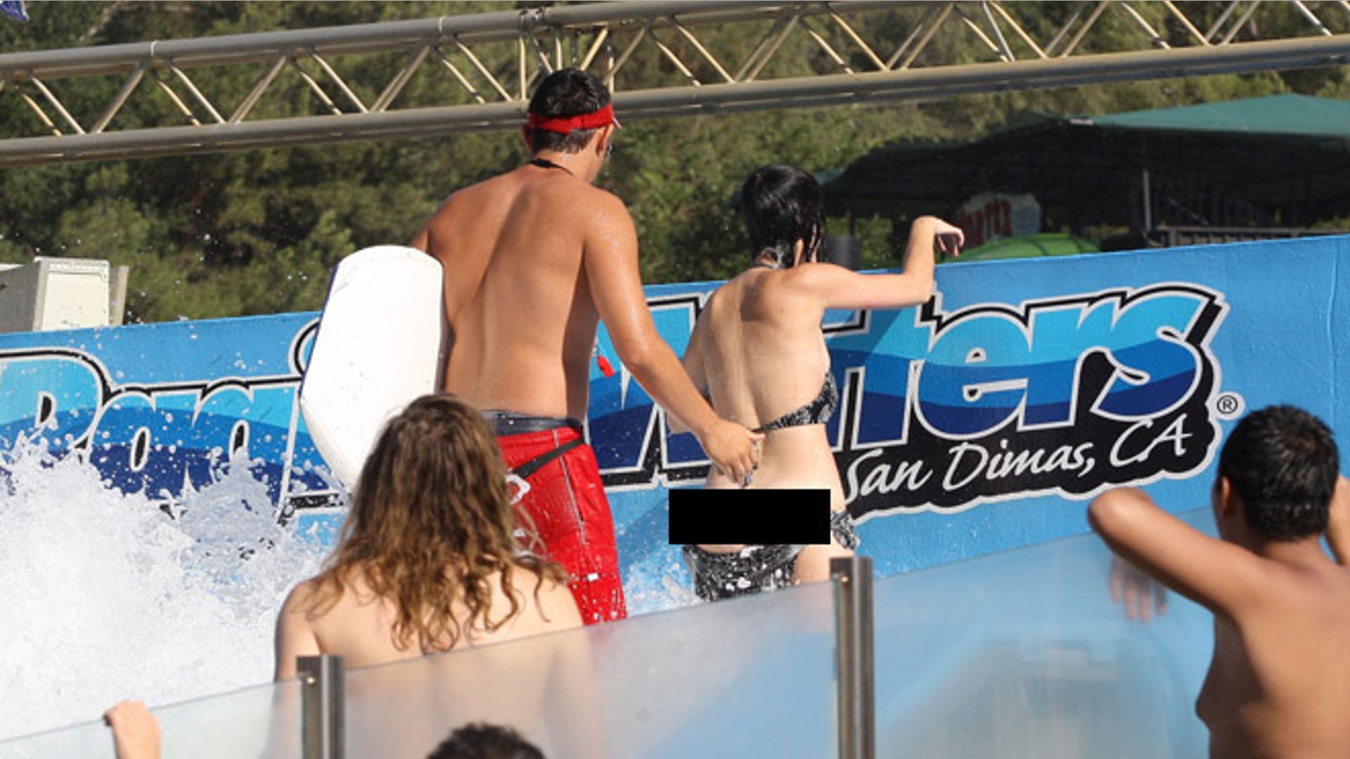 perry_bikini_malfunction_660_black_bar