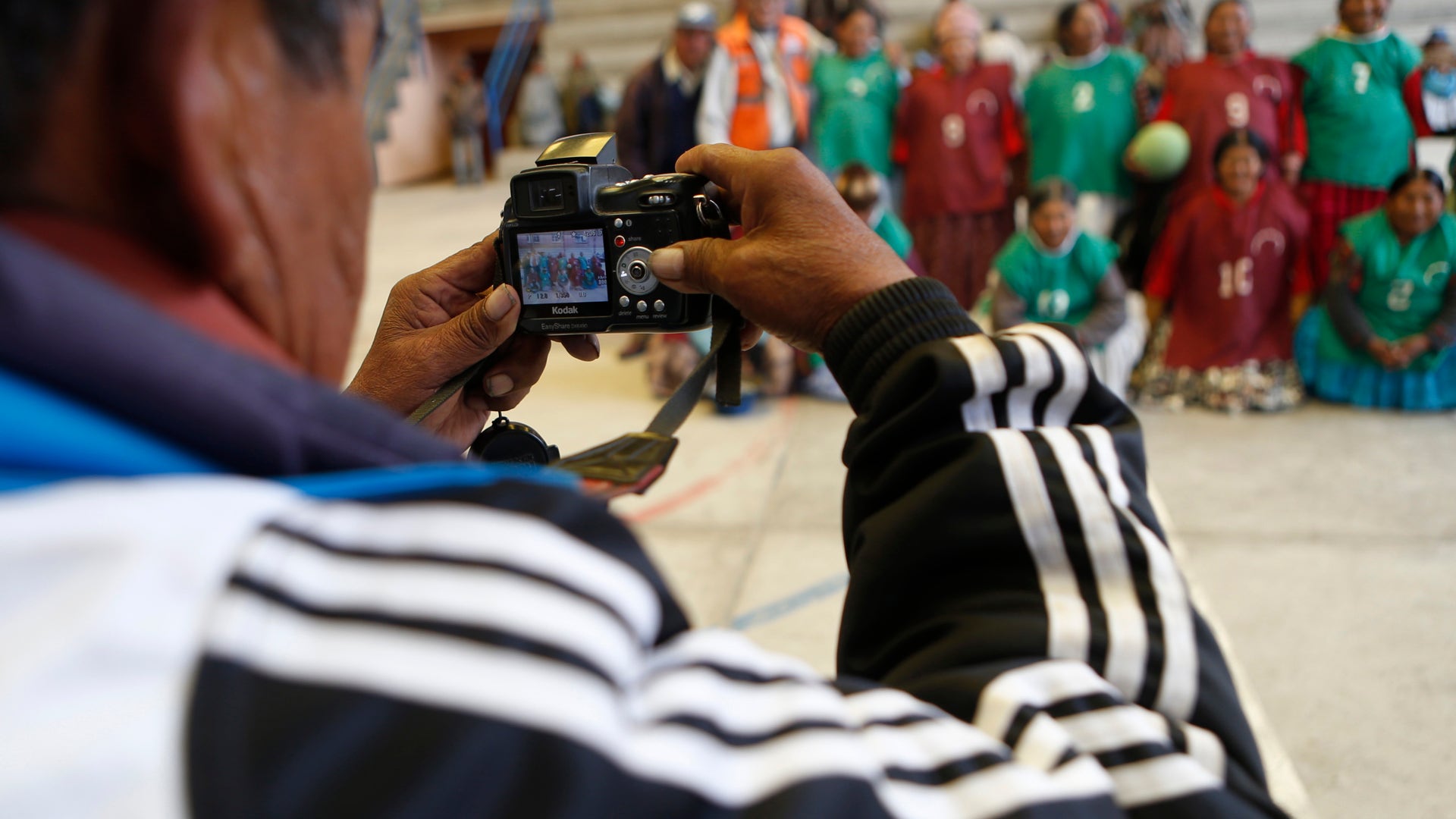 Bolivia_Grandmother_Handball__4_