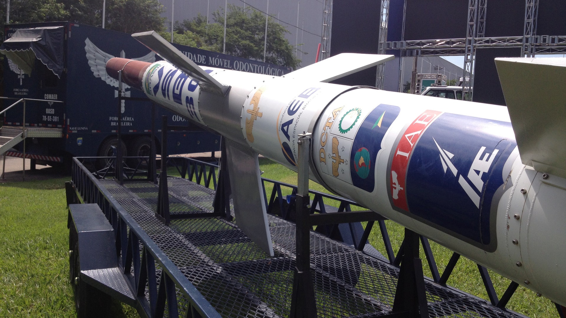 Rio_de_Janeiro_LAAD___IAE_VSB_30_rocket