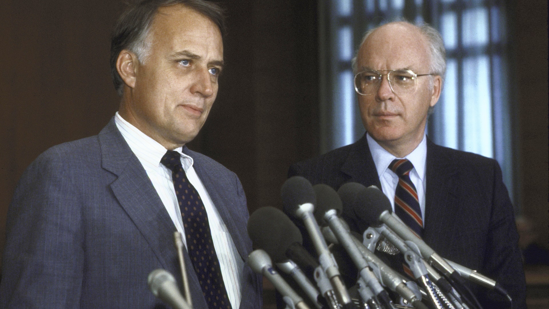 Senators Pat Leahy (right) and Dave Durenberger at press conference on select committee on intelligence report