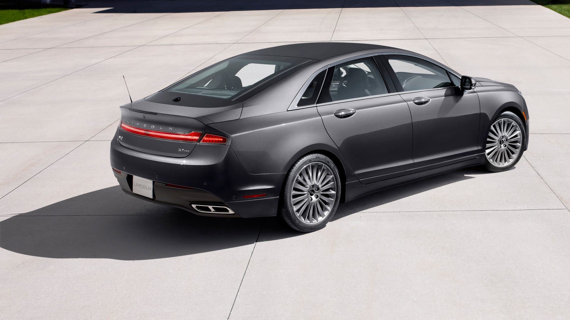 13LincolnMKZ_17_HR