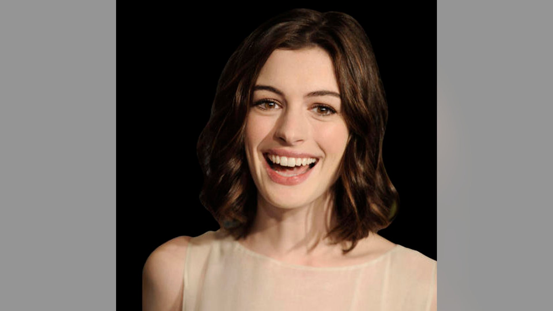 Anne_Hathaway_in_Havoc
