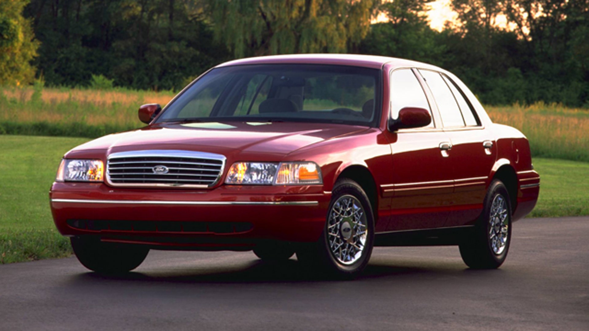 Ford crown victoria. Ford Crown Victoria 1998. Ford Crown Victoria 1997. Форд Краун Виктория старый. Краун Виктория 215 60.