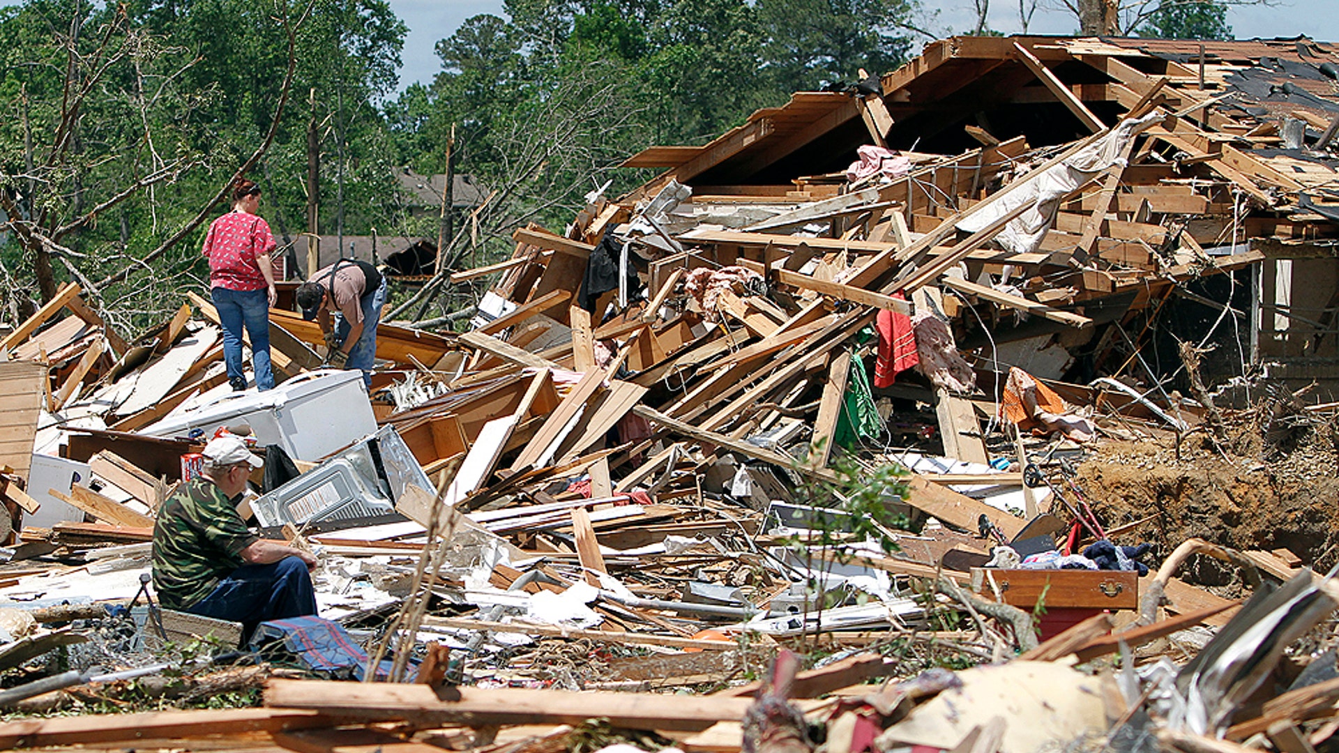 Residents_Look_Through_Wreckage_in_Alabama_AP