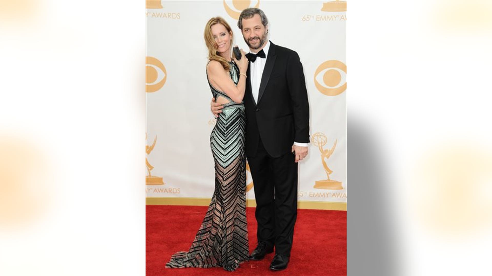 1leslie_mann_and_judd_AP_em