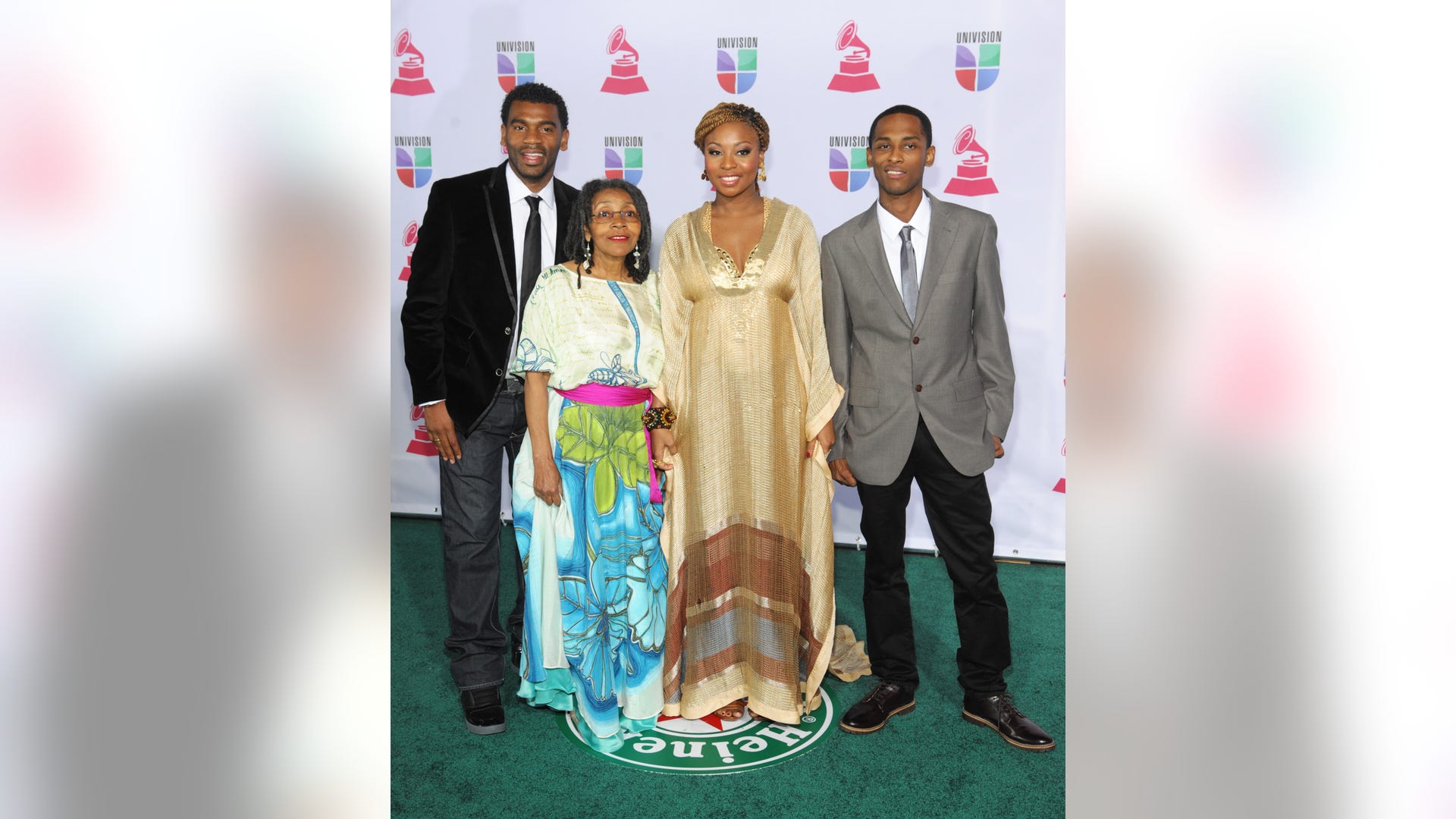 2012_Latin_Grammy_Awa_Garc_2