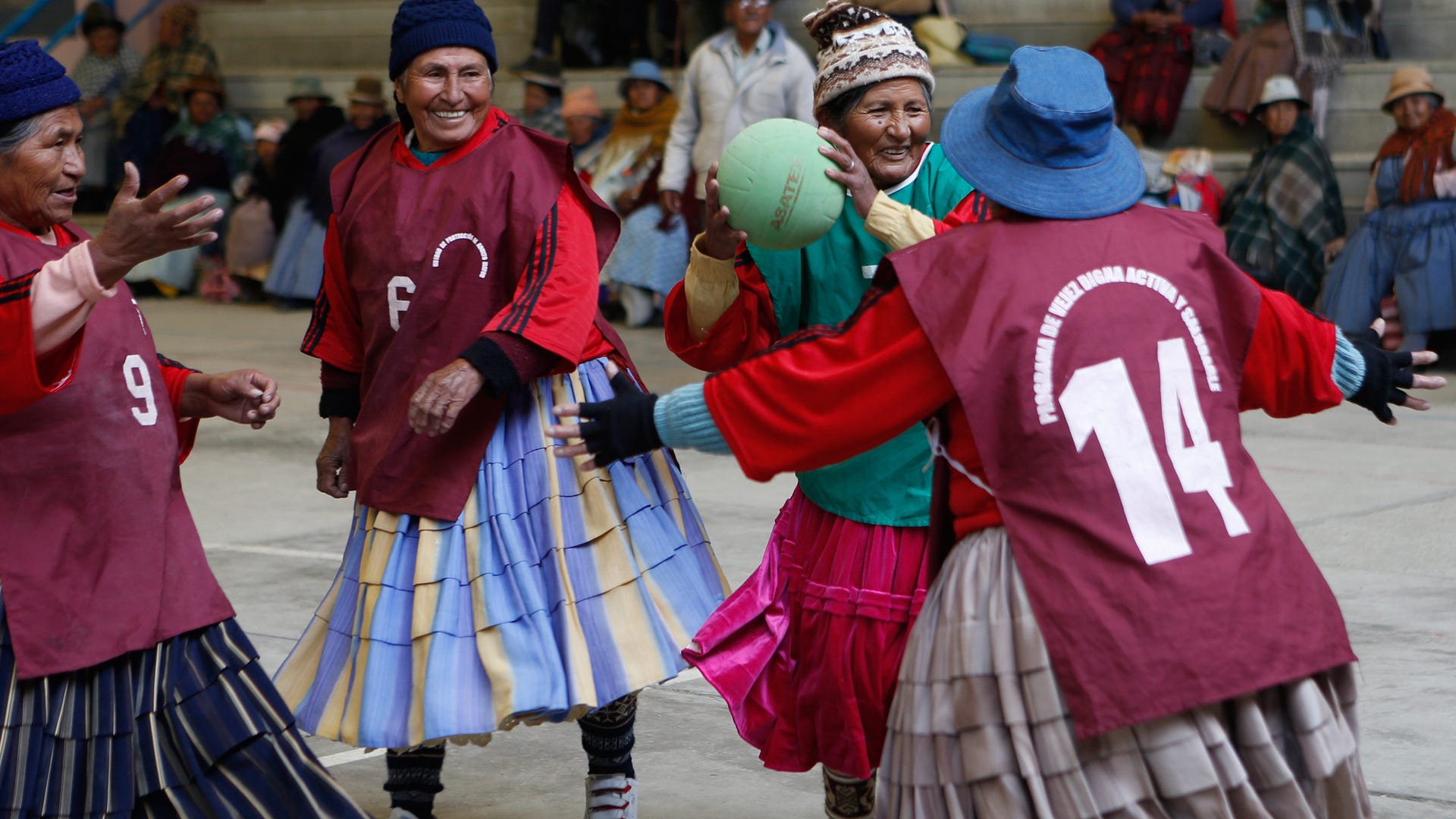 Bolivia_Grandmother_Handball__2_