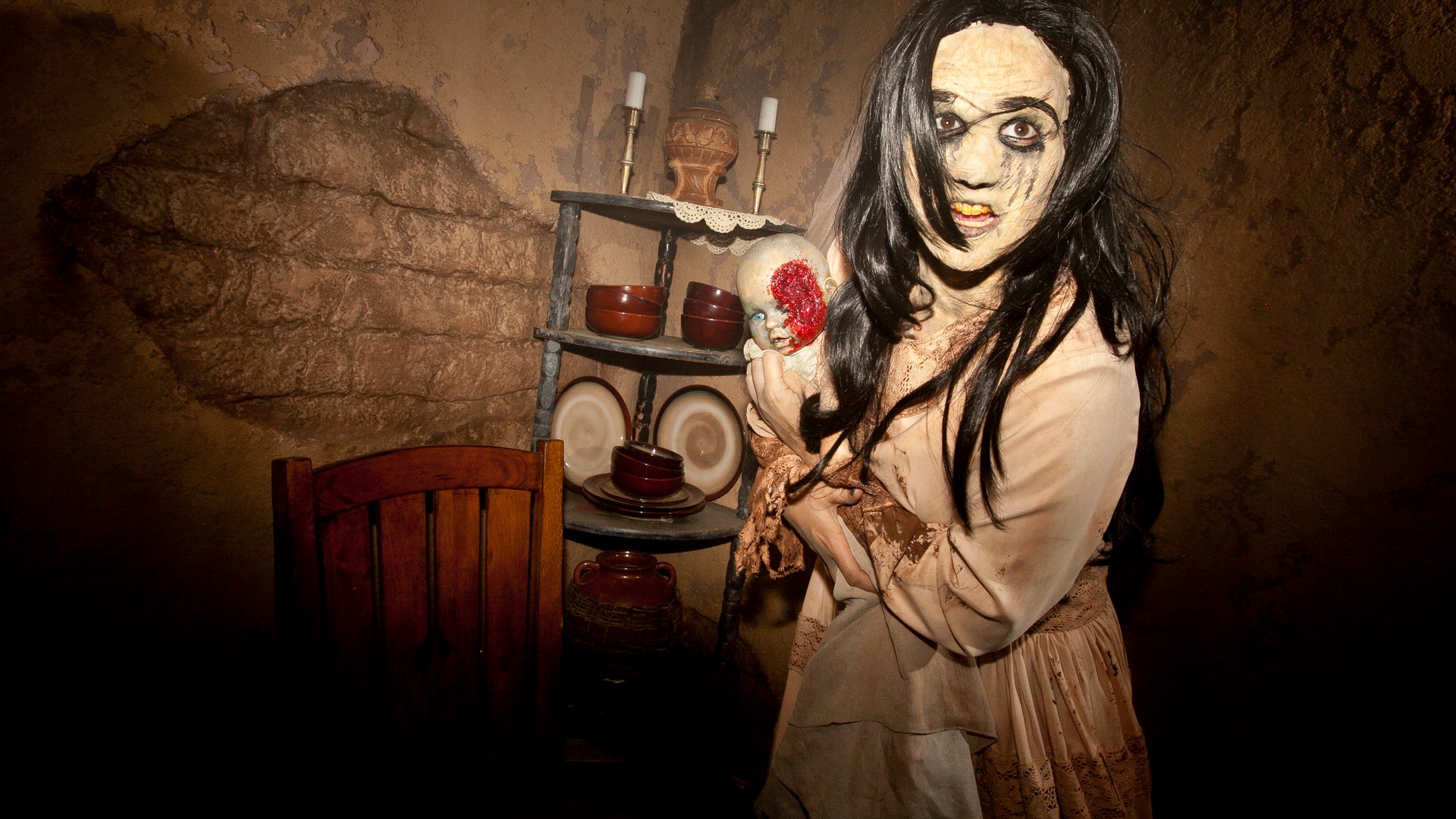 4__La_Llorna_with_baby__Universal_Studios